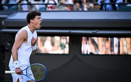 O americano Bem Shelton comemora ponto na vitória sobre o italiano Lorenzo Sonego (Foto: Kirill KUDRYAVTSEV / AFP)