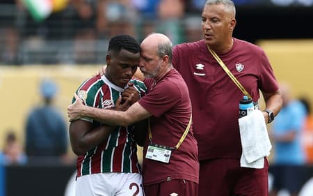 Jhon Arias é consolado em Fluminense x Chelsea