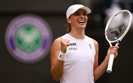 Até esta quarta, Iga Swiatek tinha como melhor resultado as quartas de final de 2023 em Wimbledon (Foto: HENRY NICHOLLS / AFP)
