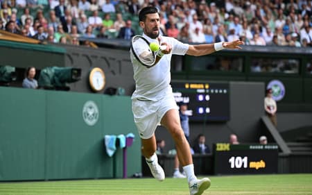 O sérvio Novak Djokovic na partida contra o italiano Flavio Cobolli (Foto: Kirill KUDRYAVTSEV / AFP)