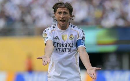 Modric reclama em PSG x Real Madrid (Foto: Juan Mabromata / AFP)