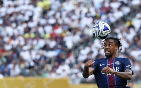 Barcola em ação pelo PSG na semifinal do Mundial (Foto: FRANCK FIFE / AFP)