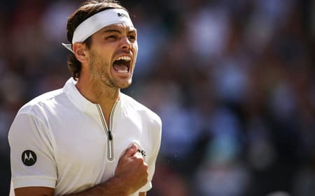 O americano Taylor Fritz desafia o espanhol Carlos Alcaraz em Wimbledon (Fotos: HENRY NICHOLLS e Glyn KIRK / AFP)