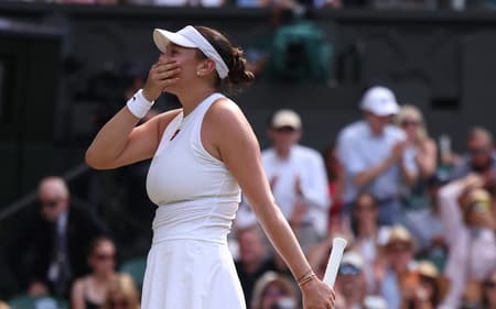 A emoção de Amanda Anisimova com a vitória sobre Sabalenka em Londres (Foto: HENRY NICHOLLS / AFP)