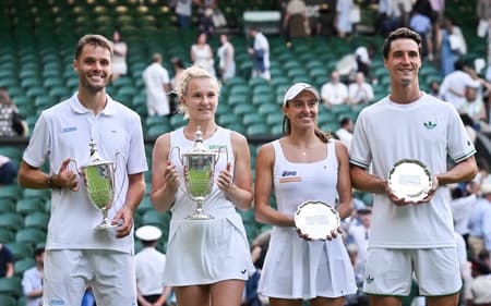 O holandês ' Sem Verbeek (e) a tcheca Katerina Siniakova , Luisa Stefani e o britânico Joe Salisbury na premiação em Wimbledon (Foto: Glyn KIRK / AFP)