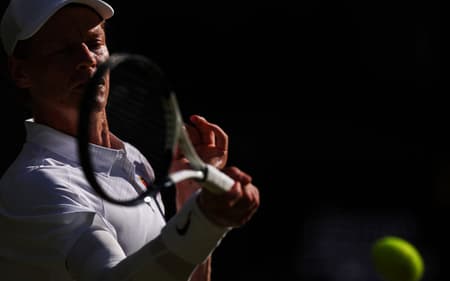 O italiano Jannik Sinner na vitória sobre o sérvio Novak Djokovic em Wimbledon (Foto: HENRY NICHOLLS / AFP)