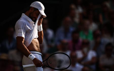 A frustração de Novak Djokovic na derrota para Jannik Sinner na semifinal de Wimbledon (Foto: HENRY NICHOLLS / AFP)