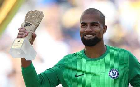 Robert Sánchez, do Chelsea, com o prêmio de melhor goleiro do Mundial de Clubes