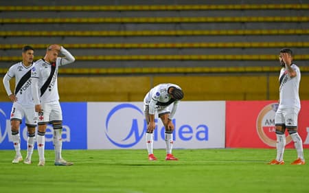 Jogadores do Vasco desanimados após gol do Del Valle (foto: Rodrigo BUENDIA / AFP)