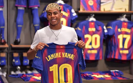 Lamine Yamal recebe a camisa 10 do Barcelona com renovação de contrato até 2031.