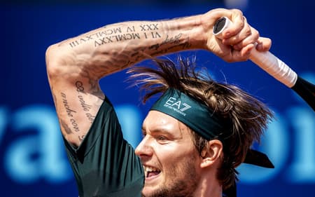 O cazaque Alexander Bublik na vitória sobre o argentino Juan Manuel Cerundolo (Foto: Fabrice COFFRINI / AFP)