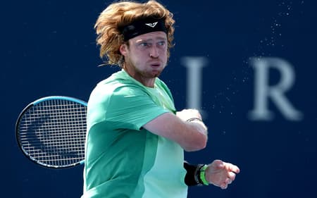 O russo Andrey Rublev na vitória sobre o francês Hugo Gaston em Toronto (Foto: Matthew Stockman/AFP)