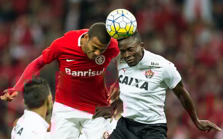 Ernando e Kanu disputam bola em Vitória x Internacional (Foto: Jeferson Guareze/AGIF)