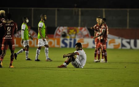 Jogadores do Vitória lamentam queda, no Barradão (Foto: Jhony Pinho/AGIF)