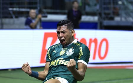 Rony empilhou taças pelo Palmeiras (Foto: Marcello Zambrana/AGIF)