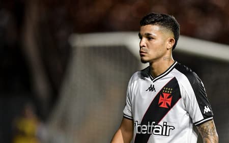 Adson segue buscando espaço no Vasco (Foto: Thiago Ribeiro/AGIF)