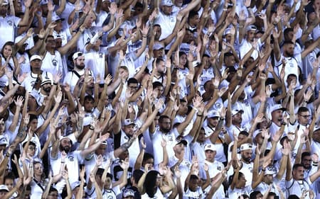 Santos cria 'compra em grupo' para sócios irem aos jogos com amigos e familiares; programa já tinha sido reformulado em fevereiro deste ano. (Foto: Marcello Zambrana/AGIF)