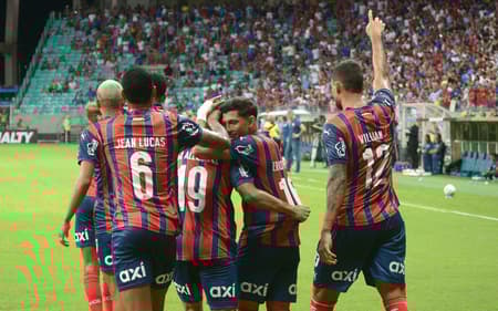 Jogadores do Bahia comemoram gol contra o Fortaleza (Foto: Jhony Pinho/AGIF)