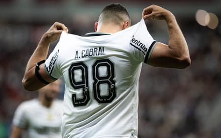 Arthur Cabral abriu os caminhos para a vitória do Botafogo sobre o Vasco (Foto: Isabela Azine/AGIF)