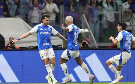 Kaio Jorge e Matheus Pereira comemoram gol do Cruzeiro contra o Grêmio (Foto: Gilson Lobo/AGIF)