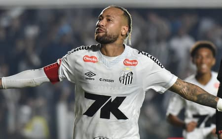 Neymar comanda a vitória do Santos diante do Flamengo na Vila Belmiro. (Foto: Jota Erre/AGIF)