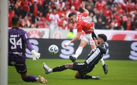 Rafarel Borré, do Internacional, chuta