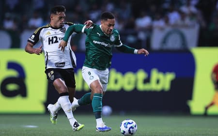 Vitor Roque x Gabriel Menino em Palmeiras x Atlético-MG (Foto: Ettore Chiereguini/AGIF)