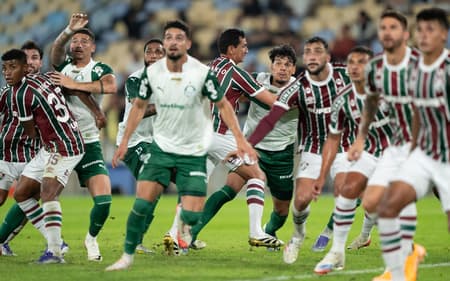 Jogadores de Fluminense e Palmeiras disputam lance
