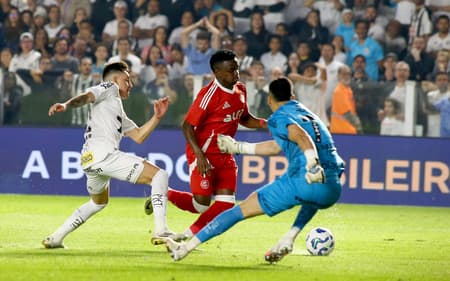 Carbonero no lance do gol do Internacional pelo Brasileirão