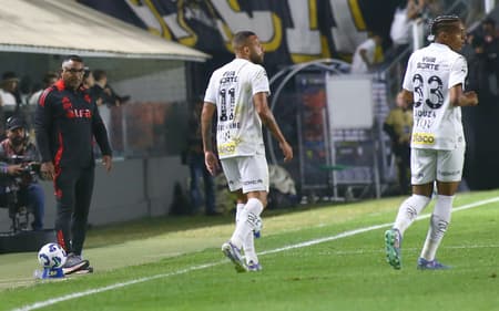 Guilherme sentiu uma lesão no tornozelo esquerdo durante o duelo contra o Internacional. (Foto: Mauricio De Souza/AGIF)