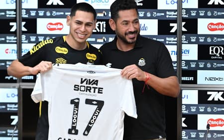 Gustavo Caballero é apresentado no Santos ao lado do ex-jogador Rodrigão. (Foto: Jota Erre/AGIF)