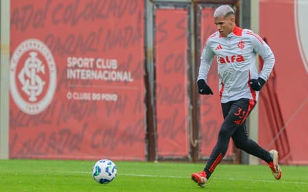 Braian Aguirre, lateral-direito do Internacional, no CT Parque Gigante