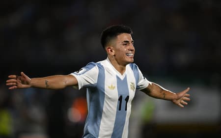 Thiago Almada comemora em Uruguai x Argentina. (foto: Eitan ABRAMOVICH / AFP)