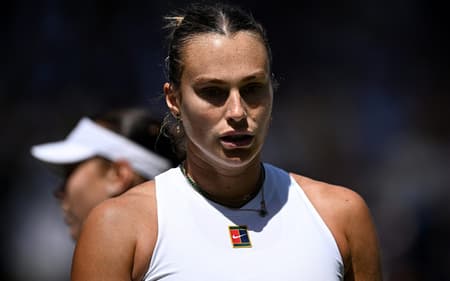 Aryna Sabalenka em partida contra Amanda Anisimova nas semifinais de Wimbledon (foto: Kirill KUDRYAVTSEV / AFP)