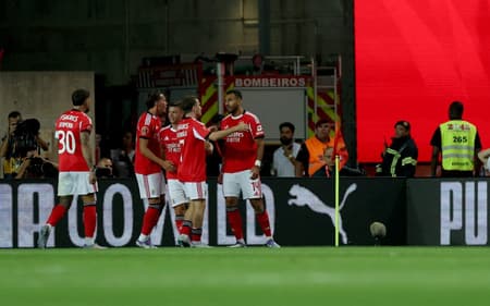 Jogadores do Benfica comemorando o gol marcado por Pavlidis (Foto: CARLOS COSTA / AFP)