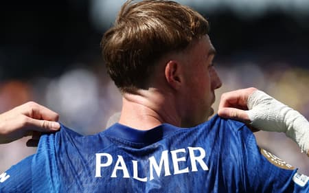 Cole Palmer exibe camisa após gol marcado pelo Chelsea sobre o PSG na final do Mundial de Clubes