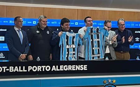 Entrevista coletiva ocorreu na manhã desta terça-feira (15), na Arena do Grêmio. (Foto: Nícolas Wagner/Lance)