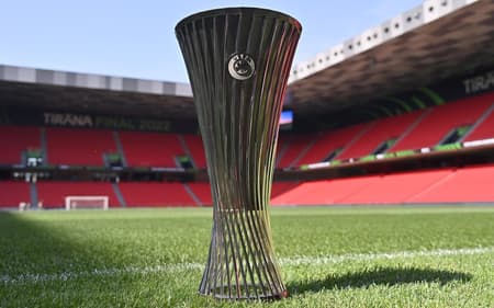 Conference-League-troféu