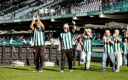 Jogadores campeões brasileiros pelo Coritiba em 1985 são homenageados no Couto Pereira (Foto: Angel Azevedo / Coritiba)