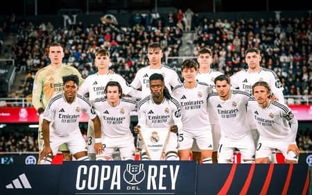 Diego Aguado e o Real Madrid em foto antes de jogo, pela Copa do Rei