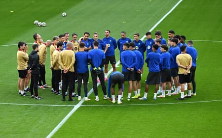 Elenco do Barcelona reunido antes do jogo contra o Dortmund, pela Champions