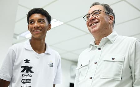 Robinho Jr. ao lado do presidente do Santos, Marcelo Teixeira, na renovação de contrato. (Foto: Reinaldo Campos/Santos FC)