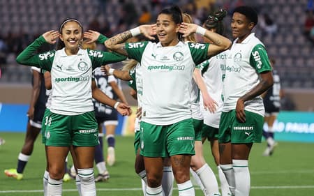 Jogadoras do Palmeiras comemoram classificação à final da The Women's Cup. (Foto: abio Menotti/Palmeiras)