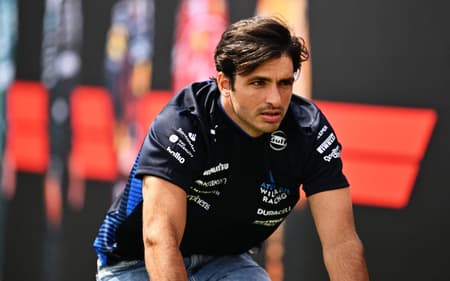 O espanhol Carlos Sainz, da Williams, chega de bicicleta (foto: Minas Panagiotakis / GETTY IMAGES NORTH AMERICA / Getty Images via AFP)