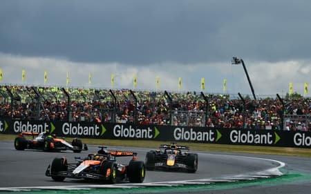 Australiano Oscar Piastri na liderança provisória sob ameaçadoras nuvens (foto: Ben STANSALL / AFP)