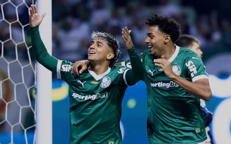 Facundo Torres e Luighi comemoram gol do Palmeiras na vitória sobre o Grêmio. (Foto: Marcello Zambrana/AGIF)