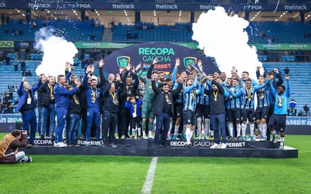 Grêmio comemora o pentacampeonato da Recopa Gaúcha. (Foto: Lucas Uebel/Grêmio FBPA)