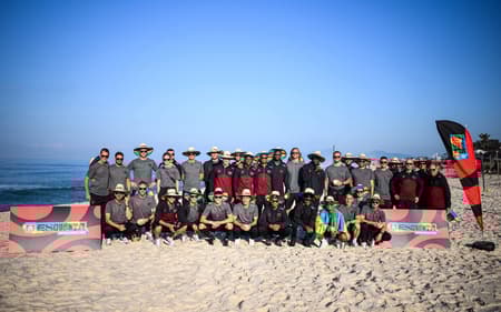 Time do Bayer Leverkusen na praia da Barra da Tijuca