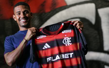 Samuel Lino com a camisa do Flamengo (Foto: Reprodução / X)