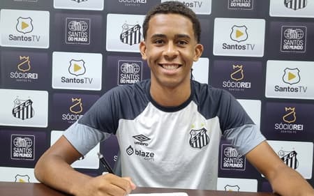João Alencar assinou o primeiro contrato profissional com o Santos em 2023. (Foto: Tiago Maestre/Santos FC)